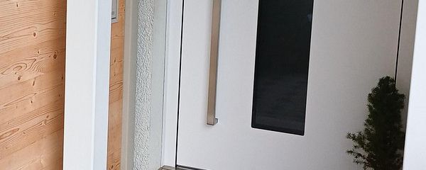 Maison mitoyenne intermédiaire de standing, 6,5 pièces, installation photovoltaïque et nombreux détails particuliers – Haustür