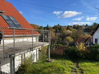 Dachgeschosswohnung mit Balkon und neu saniertem Badezimmer – Ihr Balkon mit freier Sicht