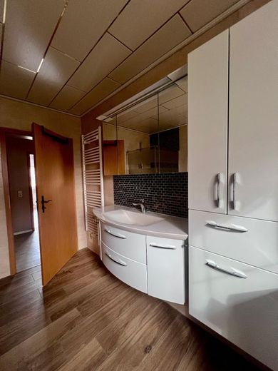 Haus mit Einliegerwohnung -sofort verfügbar- in 16278 Pinnow sucht neuen Besitzer – EG Badezimmer