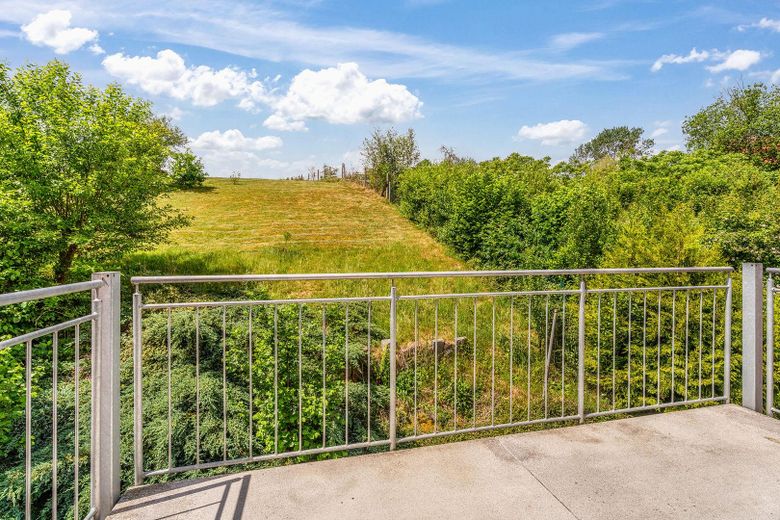Helle 3-Zi.-Maisonette mit Empore, Balkon & Einbauküche in Schönebürg – Zdjęcie 3