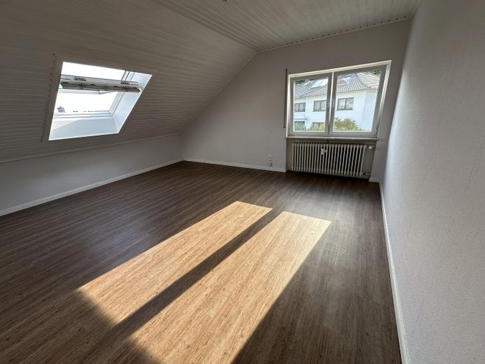 Renovierte Erdgeschoss- und Dachgeschosswohnung mit toller Aussicht zu vermieten – Wohnung Dachgeschoss