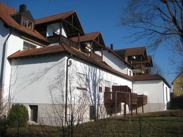 Avis aux investisseurs : duplex habité et meublé de 4 pièces avec cuisine, salle de bains et WC supplémentaires, dans un quartier calme proche du centre – Geamtansicht Süd Ost