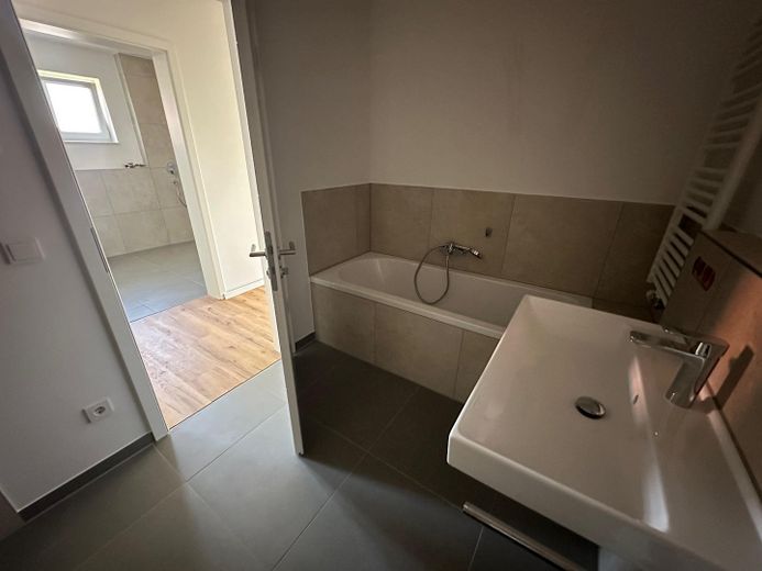 Bad 2 mit Badewanne