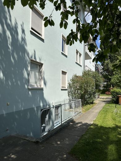 hinter dem Haus