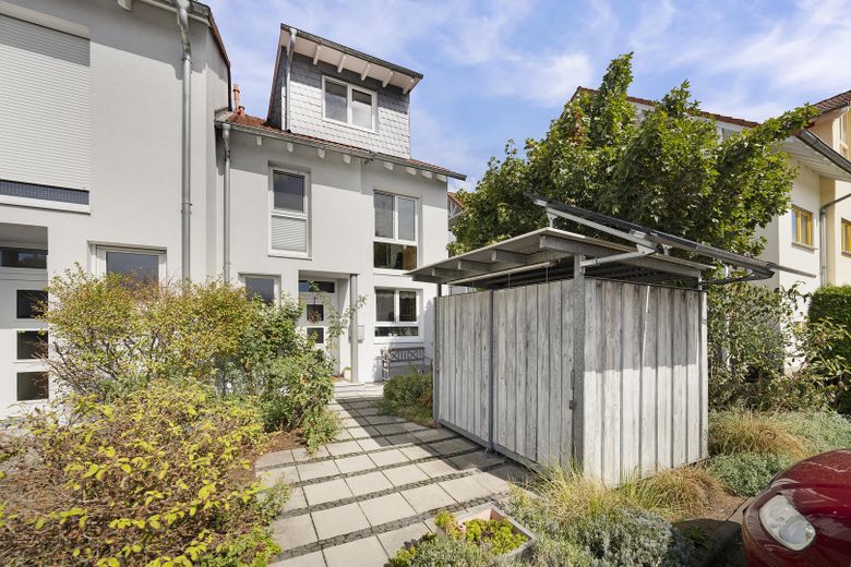 Reihenendhaus in Roßdorf mit 6 Zimmern, Terrasse und Garten: Platz für die ganze Familie – Eingang