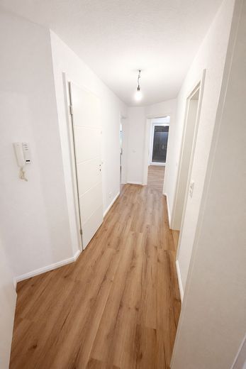 3-Zimmer Wohnung (64m²) mit Terasse und Gartenmitbenutzung in Puderbach zu vermieten, renoviert – Flur