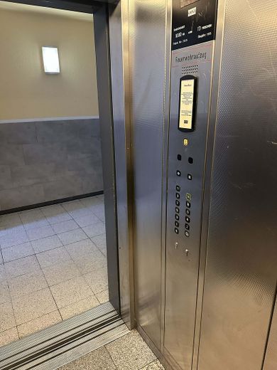 Treppenhaus -Fahrstuhl