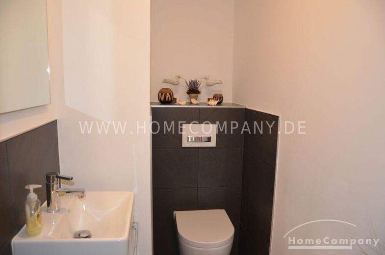 Großzügige 2 (3) Zi.-Wohnung in einem 2 Familienhaus, 1. OG, mit Balkon und 2 PKW-Stellplätzen. – d7103a1573cd60facc4bd80e714d5203fa1e2bb6.jpg