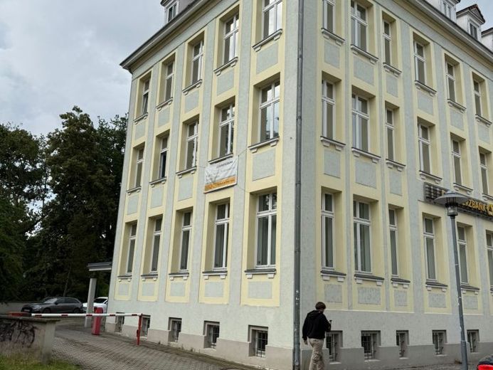 Voll vermietetes Wohn- und Geschäftshaus in zentraler Lage von Hoyerswerda – फोटो 1