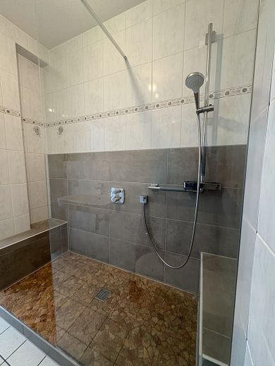 2-Zimmer-Wohnung, Balkon, Küche, Bad, HWR, Keller, nahe Südbahnhof – Bad