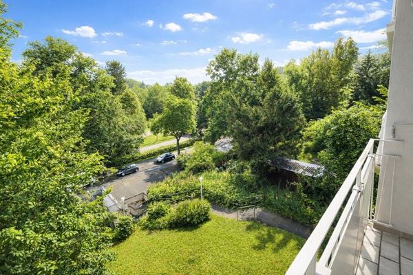Occasione rara!
Nerotal: 116 m² in posizione migliore di Wiesbaden! 4 locali, 2 bagni, 2 balconi, garage