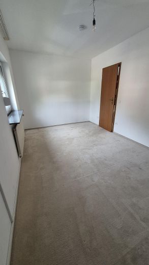 Casa a schiera di testa ben tenuta con giardino recintato e posto auto coperto – Eltern Schlafzimmer
