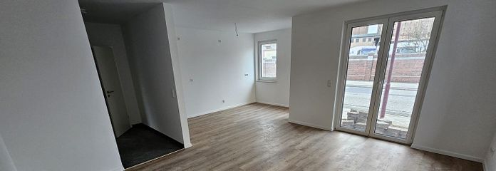 Wohnzimmer mit offener Küche