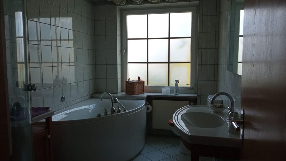 Bad. m. Wirlpool, WC u. Dusche