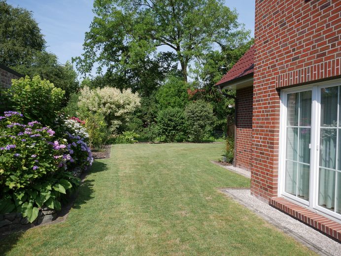 Hochwertig, Modern, in einmaliger grüner Lage – Blick in den Garten