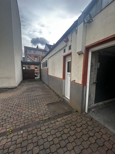 Büro + Werkstatt + Showroom | Glaseingang | ab 393 m² bis 700 m² | sofort! Kostenlose Werbefläche! – Innenhof mit Blick WC & Lager