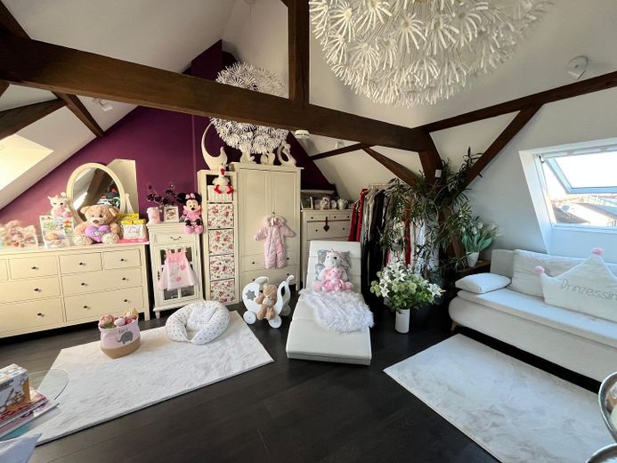 High-quality semi-detached house with top features. – Sehr großes Dachzimmer