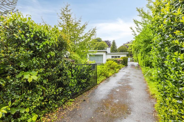 ***** Haus sucht glücklichen Bewohner, Großzügiges Domizil mit vielen Extras ***** – Zuwegung