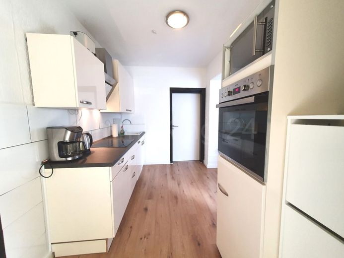 ++ MODERNISIERTES DREIFAMILIENHAUS + DOPPELGARAGE + GARTEN IN GUTER LAGE!! ++ – KÜCHE OBERGESCHOSS