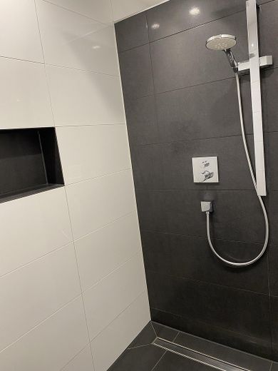 Esclusivo appartamento di 6 locali, 304 mq/KB/Garage/Terrazza/Giardino – Badezimmer