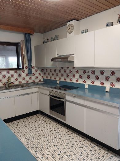Casa unifamiliar independiente en más de 1.000 m²: tranquila, soleada, con sótano de uso versátil, cerca de Friburgo – Küche