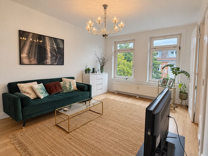 Freie Winterhuder Altbauwohnung in der Endetage – Wohnzimmer