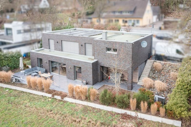 Architektenbungalow mit Split-Level-Bauweise, klarer Formensprache und freiem Landschaftsblick! – Südansicht