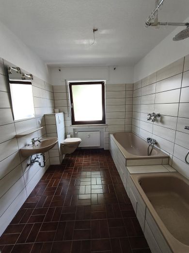 Großzügige Erdgeschoss Wohnung mit Garten und Garage – Bad mit Wanne und Dusche