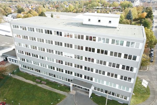 Plauen’da bitişiğinde geri dönüşüm merkezi alanı bulunan ofis binası - Ticari bölge
