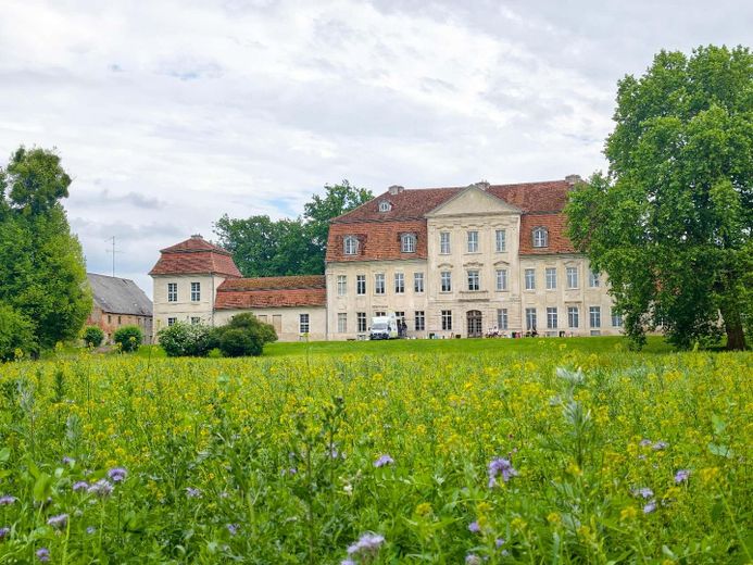 Effizienzhaus A am Kummerower See – Wärmepumpe, PV, Pool, Sauna & nah zum Hafen – Historisches Schloss Kummerow