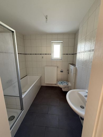 4-Zimmer-Wohnung mit 2 Balkonen in zentraler Lage von Schweinfurt – Badezimmer