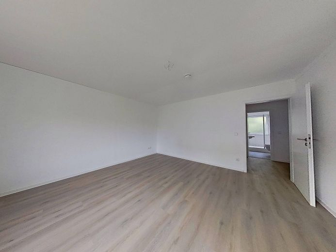 ERSTBEZUG NACH SANIERUNG: Lichtdurchflutete 3-Zimmer-Wohnung mit Terrasse – Ansicht III: Wohnzimmer