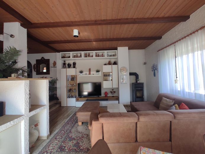 Maison en périphérie de la ville avec classe énergétique A – de l’espace pour une grande famille avec possibilité de percevoir un loyer supplémentaire – Wohnzimmer EG