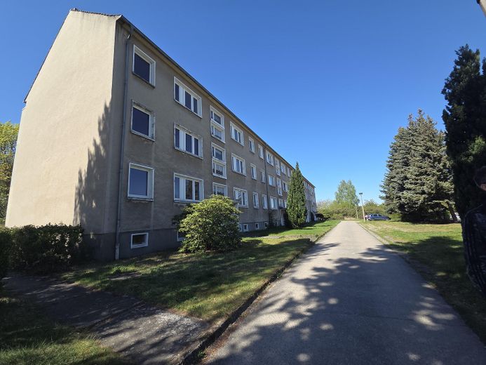 Von Privat: Mehrfamilienhaus mit 24WE in Gemeindekern von 02959 Schleife – Straßenseite