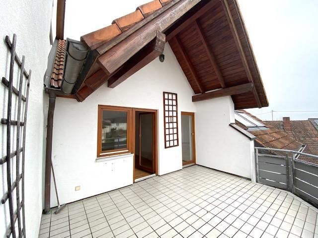 teilweise überdacht mit Giebel