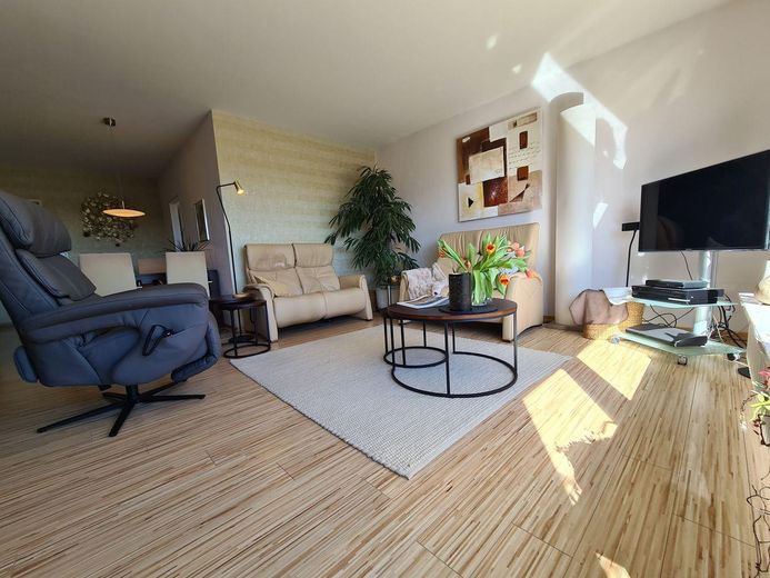 3 Zimmer plus separatem Büroraum - Naturschutzgebiet plus 1A Infrastruktur – Wohnzimmer von Terrasse aus