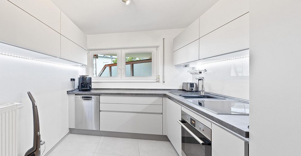 2-Etagen-Wohnung mit 2 Bädern, EBK, Terrasse, Balkon, PV-Anlage & 2 TG-Stellplätze – Küche OG