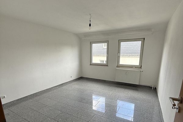 Stadtzentrale Dachgeschosswohnung 2-Zimmer,schön hell,frisch renoviert,Garage,ab sofort
