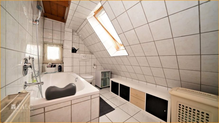 Wohnung DG: Tageslichtbad mit Badewanne