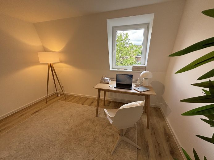 Vollmöblierte 2,5-Zimmer-Maisonette mit Tageslichtbad & Kellerraum - Neubau 2024 in Köln Mülheim! – Arbeitszimmer