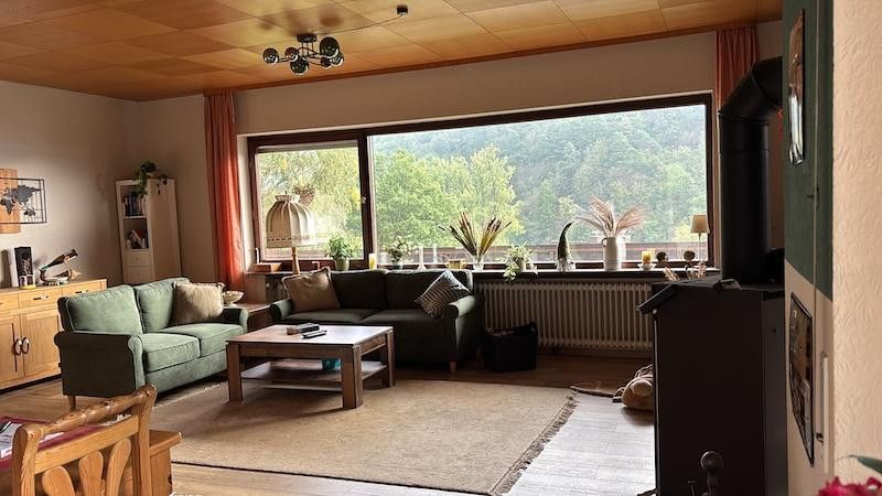 Casa unifamiliare situata in posizione tranquilla ai margini del bosco con vista su BID-Wallau – Wohn- und Eßzimmer, Ostfenster