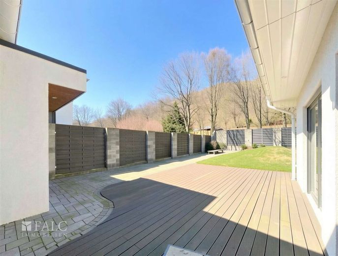 Moderner Bungalow mit großzügigem Garten und Garage – Garten
