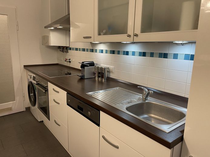 4-osobowe WG oferuje jasny pokój 16 m², w pełni umeblowany – bezpośrednio przy Ringpark, 2 min. od dworca – Küche mit Waschmaschine