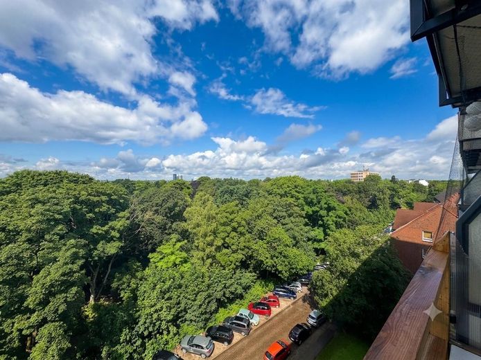 Wolne od zaraz – mieszkanie nad dachami Eilbek, z szerokim widokiem na Jacobipark aż po port. – Ausblick vom Balkon