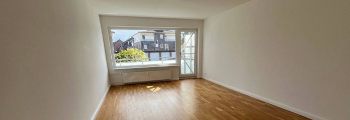 Bonito piso de 3 habitaciones con cocina equipada en Pinneberg – Ansicht I: Wohnzimmer mit Bal…