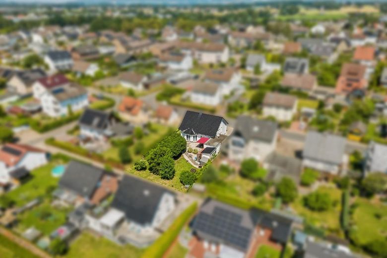 Wohnen mit Zukunft: Einfamilienhaus mit Wärmepumpe, Kamin und Effizienzklasse A+ – Luftaufnahme #2
