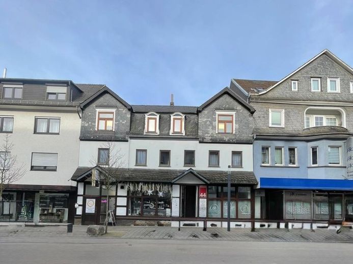 Edificio residencial y comercial modernizado, 306 m² de superficie residencial-comercial, alquiler 36000 EUR, factor 8, rentabilidad 11% – Foto 1