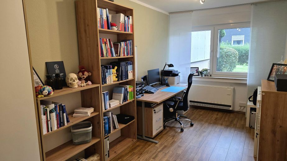 Просторий мезонет із надзвичайним відчуттям простору – Büro / Kinderzimmer 1