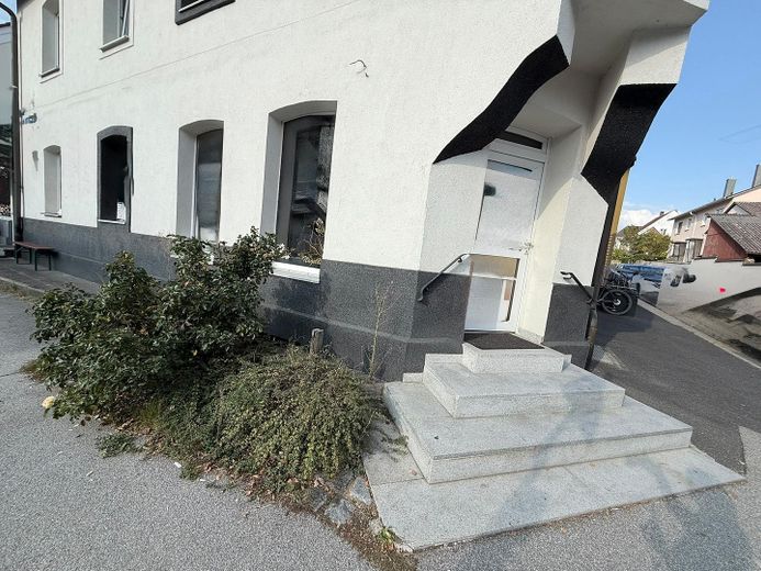Unità commerciale in ottimo stato in posizione ben visibile – 72 m² con posto auto – Sicht von aussen