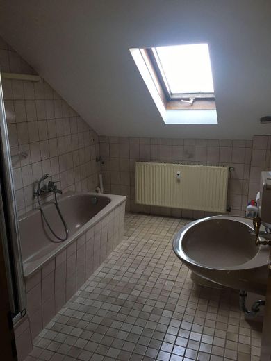 Großzügige 4-Zimmer-Dachgeschosswohnung mit 112 m² in ruhigem 4-Familienhaus in Sinntal – Foto 8